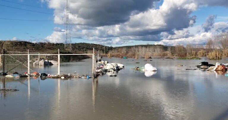 permbytjet/-balte-e-lluce-pas-reshjeve-te-shiut,-banoret-ne-dimal-te-shqetesuar:-demet-kolosale,-jemi-te-rrenuar-ekonomikisht