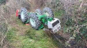 po-shkonte-te-punonte-token,-por-humbi-kontrollin-e-mjetit-bujqesor,-plagoset-64-vjecari.-shihni-si-ka-perfunduar-traktori