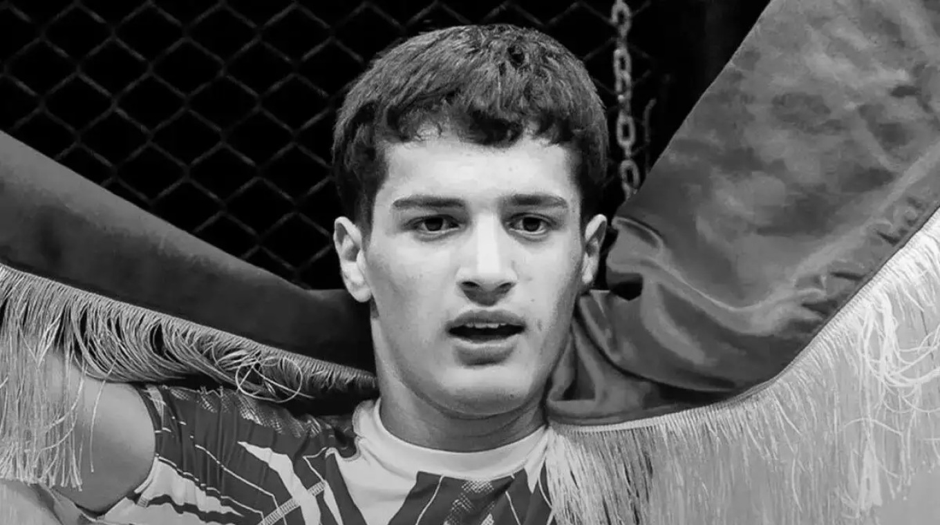 bota-e-arteve-marciale-ne-zi!-vritet-me-thike-ne-zemer-kampioni-boteror-i-mma