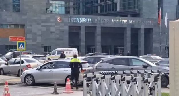 jo-vetem-ne-shqiperi,-rasti-“astrit-kalaja”-edhe-ne-stamboll/-prokurori-qellon-me-arme-gjate-seances,-ish-gruan-e-tij-gjyqtare