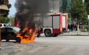 fier/-makina-perfshihet-nga-flaket-ne-qender-te-qytetit-(video)