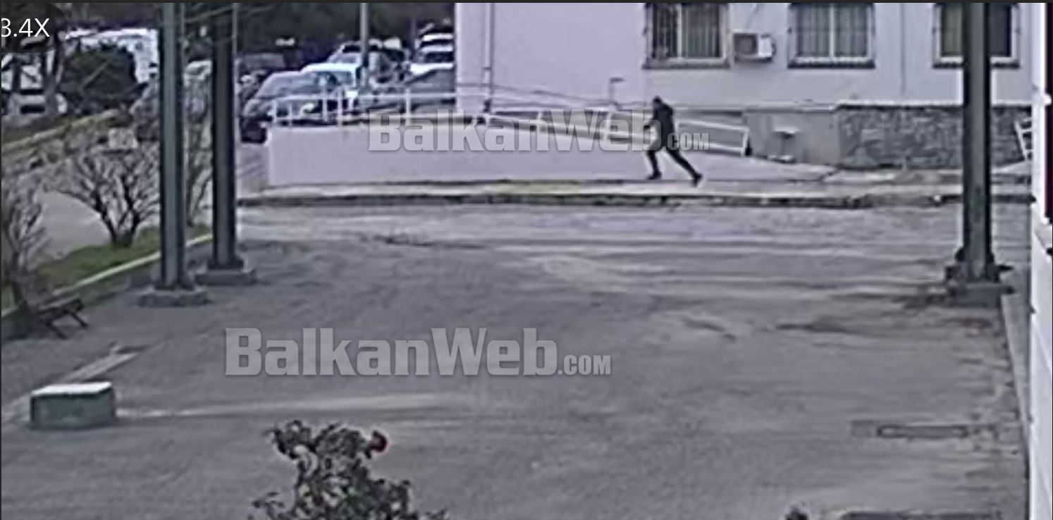 pamjet/-ne-parkim-e-priste-“audi”-i-bardhe,-ja-momenti-kur-altin-ndoci-largohet-me-vrap-nga-spitali-i-durresit