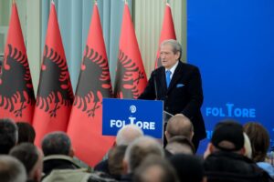 ‘foltorja’-ne-lezhe/-berisha-rames:-po-bllokove-drejtesine,-do-kesh-fatin-e-babait-tend-shpirteror,-enver-hoxhes.-me-24-janar,-tirana,-sheshet-dhe-rruget-jane-te-opozites