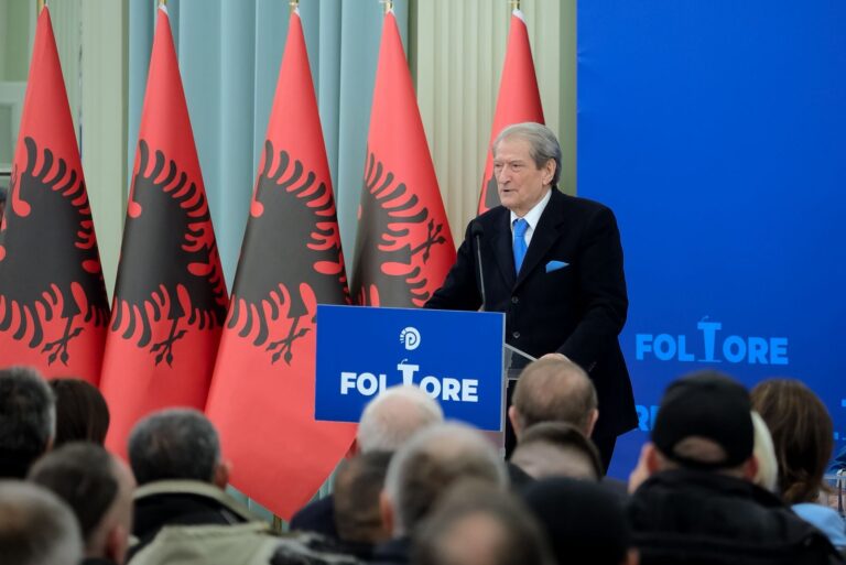 ‘foltorja’-ne-lezhe/-berisha-rames:-po-bllokove-drejtesine,-do-kesh-fatin-e-babait-tend-shpirteror,-enver-hoxhes.-me-24-janar,-tirana,-sheshet-dhe-rruget-jane-te-opozites