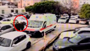 video/-a-u-perfshine-efektivet-ne-arratisje?-detaji-nga-mberritja-ne-spital,-altin-ndoci-del-nga-ambulanca-i-lire-dhe-pa-pranga