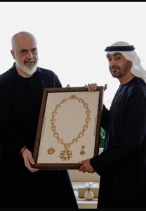 kush-e-di-c’pjese-te-shqiperise-shkembeu-rama-per-kete-varesen-me-kete-njeriun-me-shami