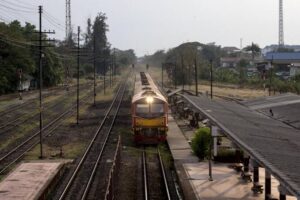 nje-vinc-bie-mbi-nje-tren-pasagjeresh-ne-verilindje-te-tajlandes,-duke-vrare-te-pakten-4-persona