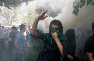 tmerr-ne-iran/-deshmi-tronditese-nga-mjeket:-protestuesit-po-qellohen-qellimisht-ne-sy-dhe-koke.-qellimi…