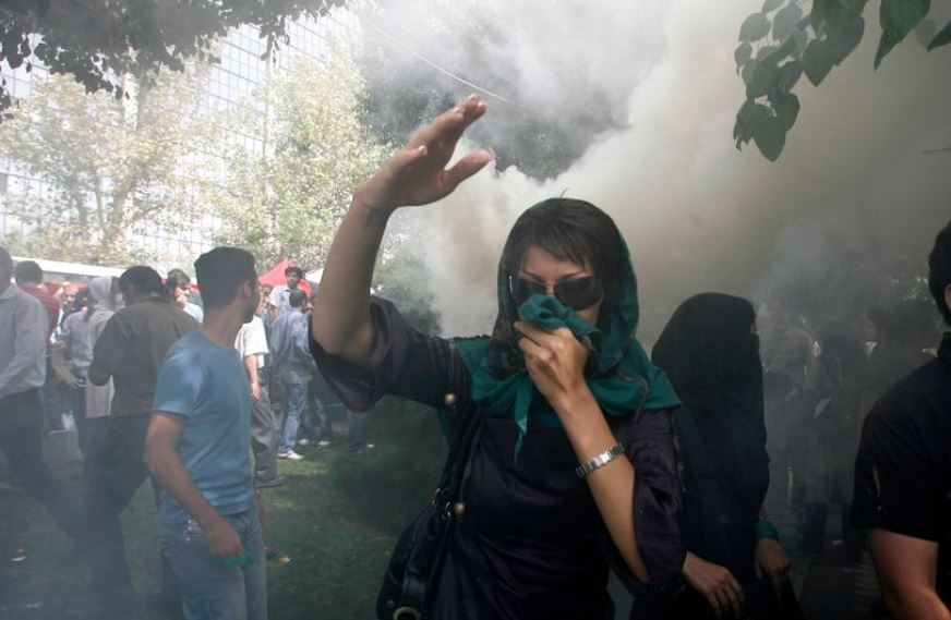 tmerr-ne-iran/-deshmi-tronditese-nga-mjeket:-protestuesit-po-qellohen-qellimisht-ne-sy-dhe-koke.-qellimi…