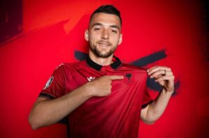 arber-hoxha-“trazon”-stambollin,-dy-gjigandet-turk-synojne-sulmuesin-kuqezi