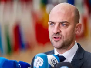 debati-per-groenlanden,-ministri-jashtem-francez-thirrje-trump-te-heqe-dore-nga-shantazhi:-vendi-nuk-eshte-ne-shitje