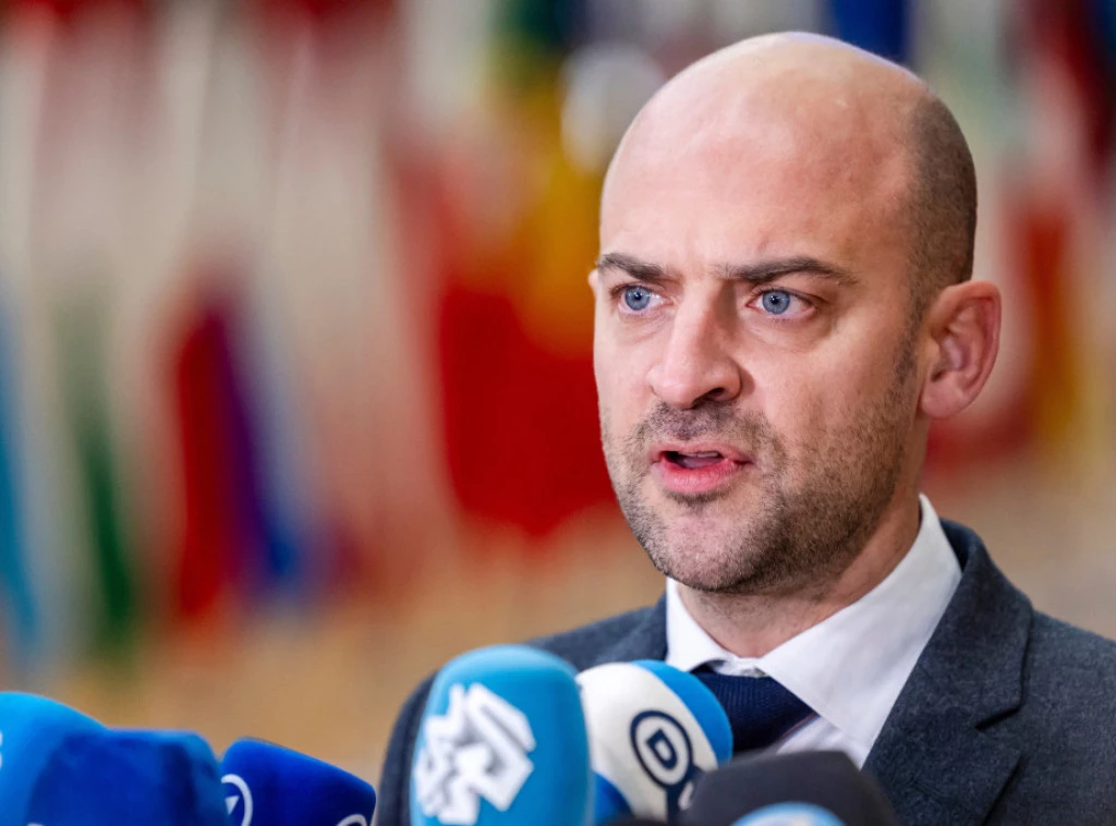 debati-per-groenlanden,-ministri-jashtem-francez-thirrje-trump-te-heqe-dore-nga-shantazhi:-vendi-nuk-eshte-ne-shitje