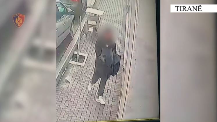 video/-fotografonin-bravat-e-dyerve-te-banesave,-me-pas-i-vidhnin,-pranga-3-‘skiftereve’-ne-tirane