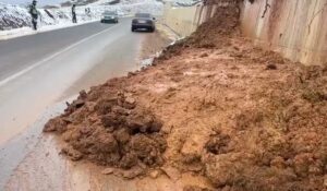 video/-rreshqitje-dherash-dhe-inertesh-ne-rrugen-e-arbrit,-bllokohet-qarkullimi-i-mjeteve-ne-nje-korsi