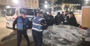 vijon-protesta-e-“shqiperia-behet”-para-kryeministrise,-policia-“shkul”-cadren-e-plasmasit:-e-moret-armen-e-krimit,-do-me-merrni-edhe-jeten?-ikni-kapni-belinden-qe-ju-vjedh