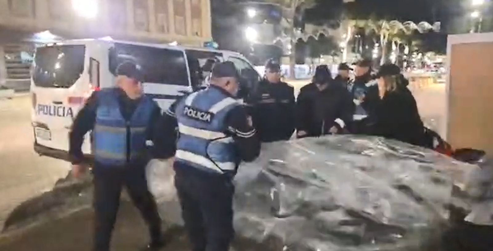 vijon-protesta-e-“shqiperia-behet”-para-kryeministrise,-policia-“shkul”-cadren-e-plasmasit:-e-moret-armen-e-krimit,-do-me-merrni-edhe-jeten?-ikni-kapni-belinden-qe-ju-vjedh