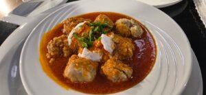 qofte-me-mish-te-grire-dhe-bollgur,-salce-gogozhare-dhe-supe-me-qiqra,-oriz-dhe-laker-brukseli/-recetat-e-dites