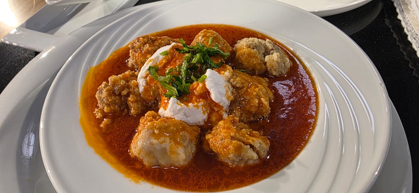 qofte-me-mish-te-grire-dhe-bollgur,-salce-gogozhare-dhe-supe-me-qiqra,-oriz-dhe-laker-brukseli/-recetat-e-dites