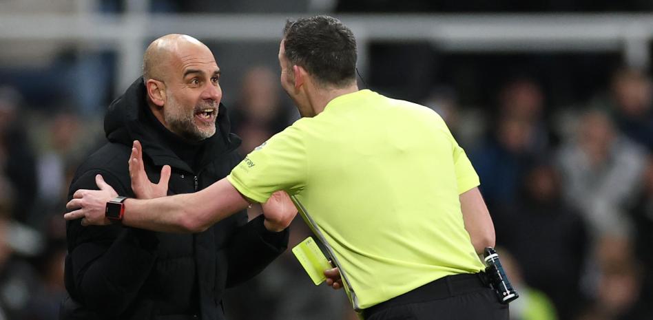 guardiola-shperthen-ndaj-rastit-6-minutesh-me-var:-4-arbitra-dhe-teknologjia-nuk-munden-te-vendosnin