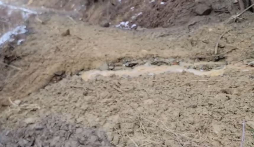 rreshqitje-masive-e-dherave-ne-rrugen-cernaleve-oreshke-borje,-rrezikohet-te-cahen-tubat-e-hidrocentralit,-problem-per-disa-banesa