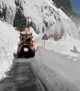 renia-e-ortekeve-ne-qafe-thore,-bllokohet-levizja-per-te-gjitha-automjetet,-rreziku-i-larte