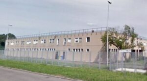 pas-arratisjes-se-altin-ndocit-nga-spitali,-nis-transferimi-i-personave-me-rrezikshmeri-te-larte-nga-durresi-drejt-burgut-te-fierit