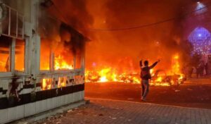 “femije,-mund-te-iki-e-te-mos-kthehem-me”/-histori-horrori-nga-protestuesit-ne-iran:-e-mbajta-trupin-e-pajete-te-gruas-sime-per-nje-ore-e-gjysme