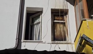 e-rende-ne-korce/-banesa-u-perfshi-nga-flaket,-nderron-jete-nga-asfiksia-70-vjecarja