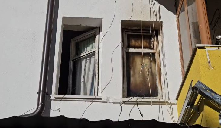 e-rende-ne-korce/-banesa-u-perfshi-nga-flaket,-nderron-jete-nga-asfiksia-70-vjecarja