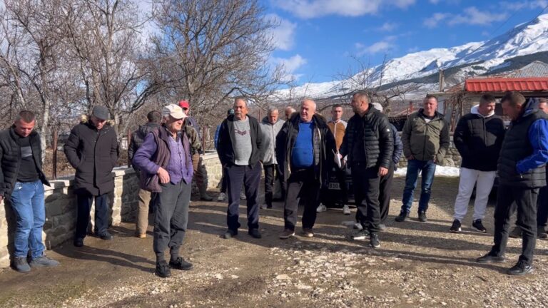 “pervetesoi-400-ha-toke”,-banoret-e-fshatrave-ne-erseke-ne-proteste:-nese-nuk-do-te-kete-reagim-nga-institucionet-pergjegjese…