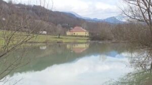 niveli-i-ujit-ne-liqenin-e-ulzes-arrin-piken-maksimale,-permbytet-kabina-elektrike-ne-urake