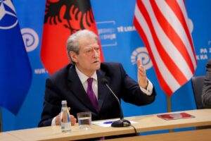 “rilindasit-kane-marre-pamjen-e-ballukut,-u-ka-ikur-fytyra”,-berisha:-rama-e-di-se-linda-dhe-mirlinda-jane-personazhe-kyce-te-akshi,-do-u-hidhte-vaj-te-nxehte-nese.