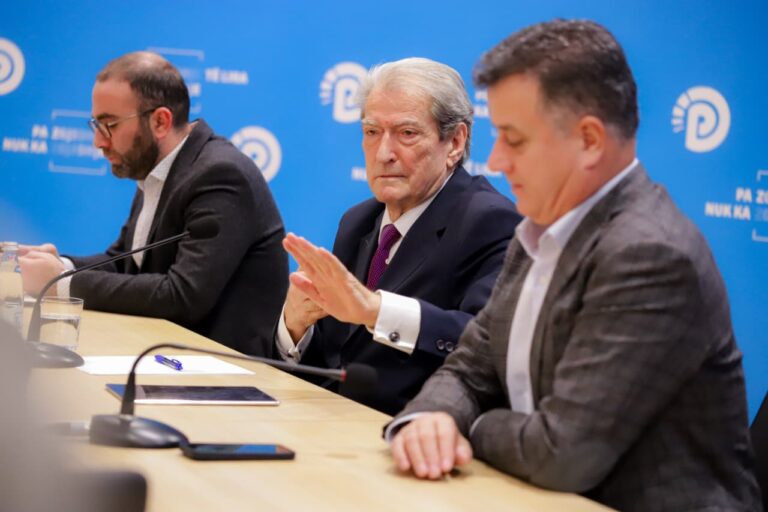 berisha:-cdo-dite-e-edi-rames-ne-pushtet-eshte-nje-rrezik-madhor-per-cdo-shqiptar.-e-gjithe-bota-pret-nga-pd-zgjidhje-per-situaten-dramatike-ne-shqiperi