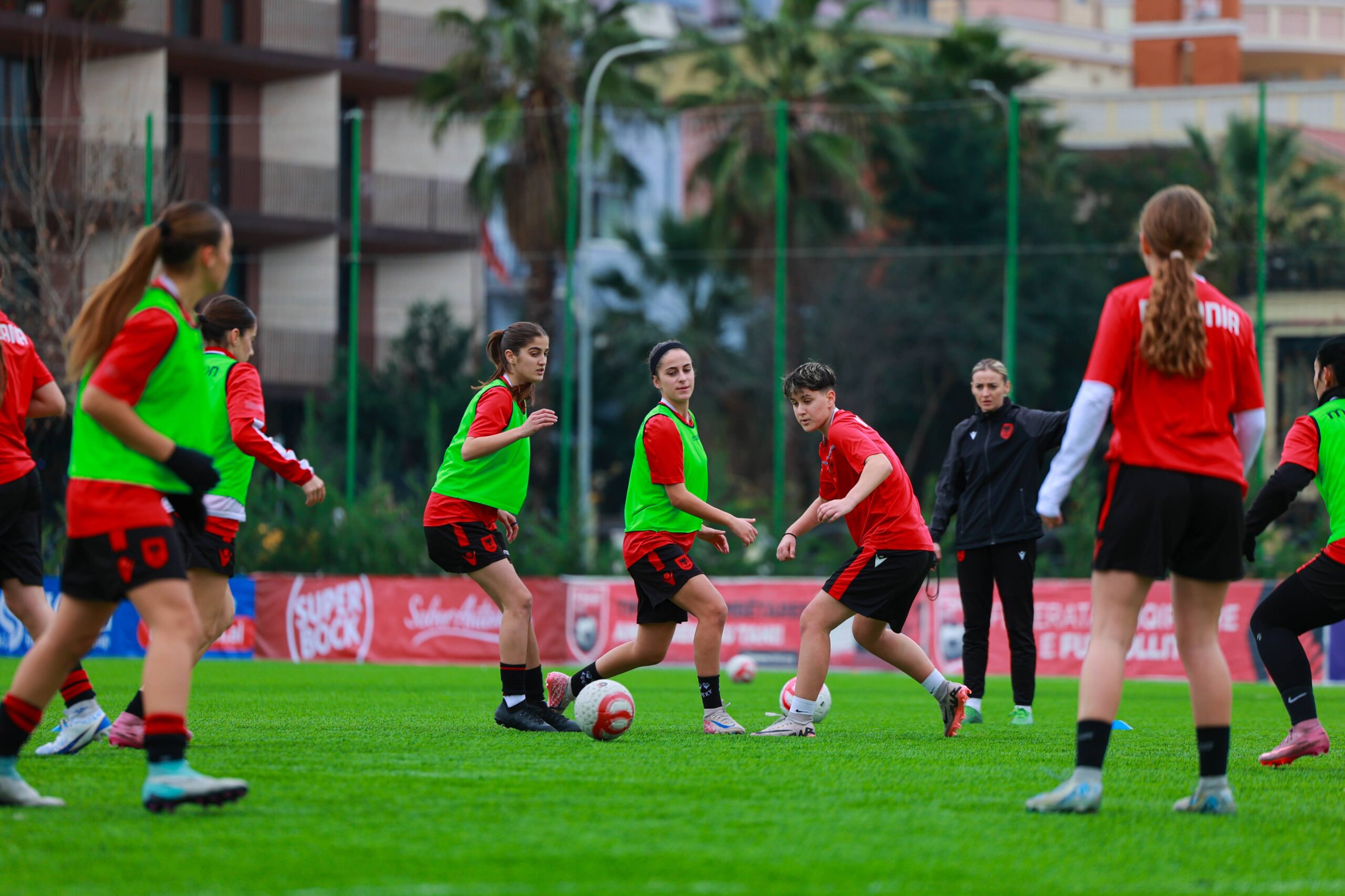 investim-ne-te-ardhmen/-ekipet-kombetare-per-vajza-u-17-&-u-19-nisin-vitin-me-intensitet-maksimal