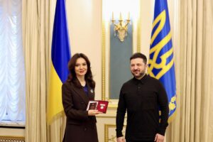 video-foto/-“e-ardhmja-do-te-shkruhet-nga-forca-e-vlerave”,-spiropali-dekorohet-nga-zelensky-me-“urdhrin-e-princeshe-ollges“