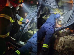 video/-aksident-tragjik-ne-durres!-makina-“fluturon”-nga-ura-e-dajlanit,-humb-jeten-nje-vajze,-shoferi-ne-gjendje-kritike