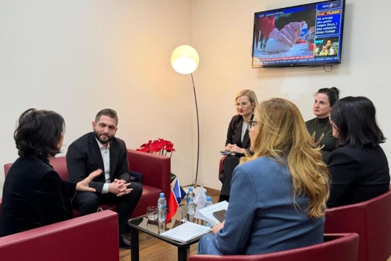 komisioneri-per-mbikeqyrjen-e-sherbimit-civil-kerkon-unifikimin-e-metodologjise-per-publikimin-e-pozicioneve-te-reja-te-punes,-lleshi:-nevoje-per-takime-periodike