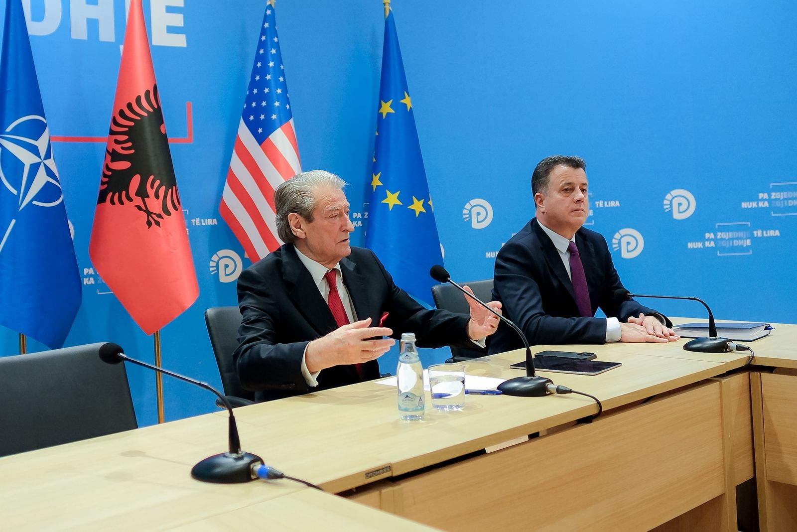 “rama-urdheroi-hakerimin-e-dosjeve-te-spak”,-berisha:-eshte-padrino-i-organizates-kriminale,-rrethohet-me-hajdute-profesioniste