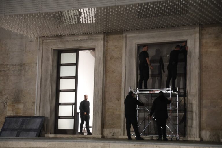 foto-video/-garda-blindon-dyert-e-kryeministrise,-para-protestes-se-adriatik-lapajt