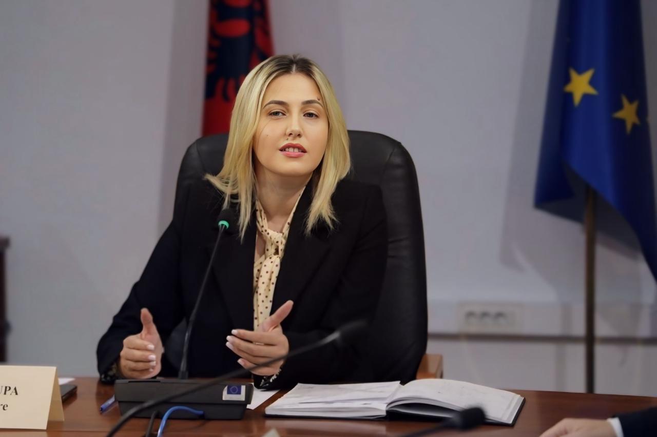 “mazhoranca-te-kerkoje-falje”,-ina-zhupa-per-deklaraten-e-rames:-mbyllja-e-rtsh-eshte-kunder-interesit-publik-dhe-antieuropiane