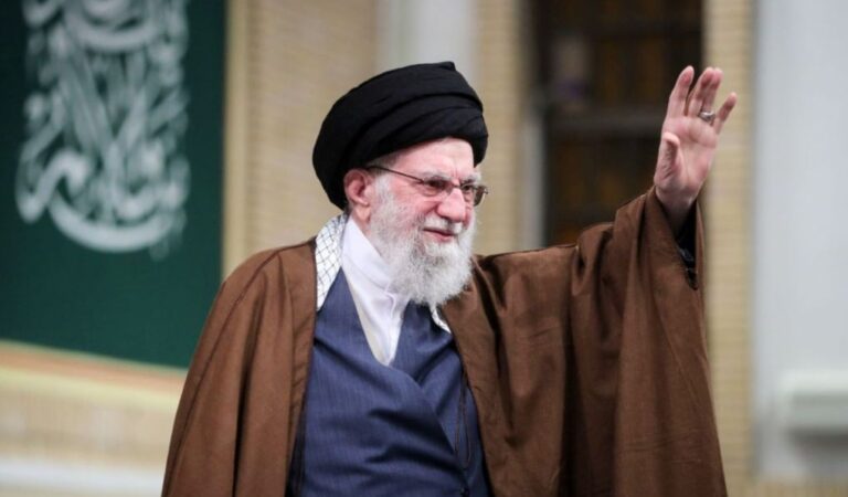 irani-prej-javesh-nen-“zjarrin”-e-protestave,-analiza:-si-e-ka-siguruar-khamenei-mbijetesen-e-regjimit-te-mullaheve