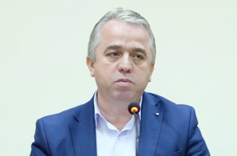 “profesoret-punonjes-prodhimi”-gafat-e-fjalorit-te-madh-te-shqipes