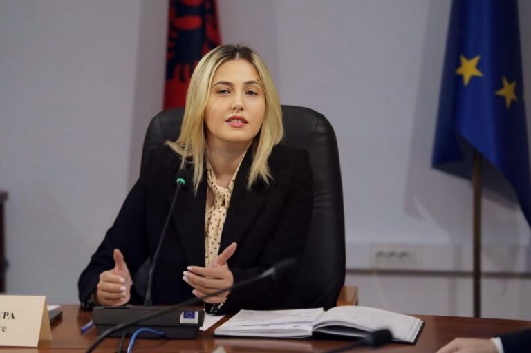 “mazhoranca-te-kerkoje-falje”,-ina-zhupa-per-deklaraten-e-rames:-mbyllja-e-rtsh,-antieuropiane-dhe-kunder-interesit-publik