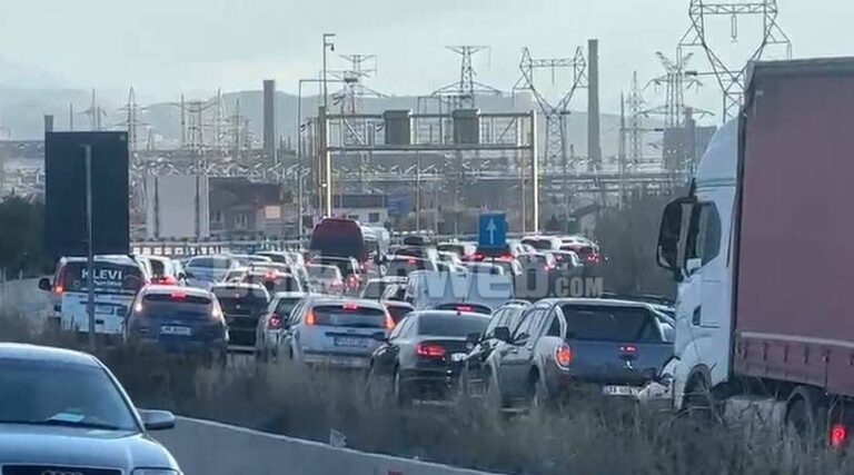 video/-rikthehet-kaosi ne-aksin-tirane-elbasan,-radhe-kilometrike-automjetesh