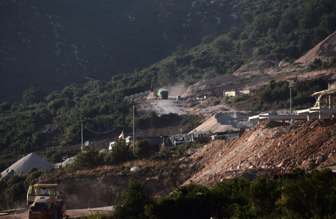 e-rende-ne-himare/-fadroma-godet-punetorin-ne-kantierin-e-ndertimit,-humb-jeten-45-vjecari.-shoqerohet-drejtuesi-i-mjetit-(emrat)