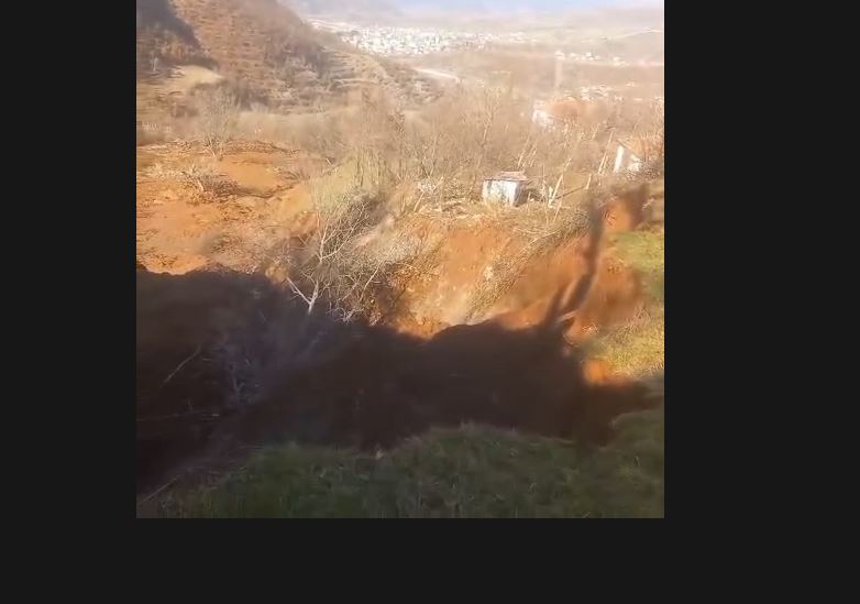 video/-rreshqitje-masive-te-tokes-ne-spathar-te-librazhdit,-dhjetera-banesa-te-demtuara