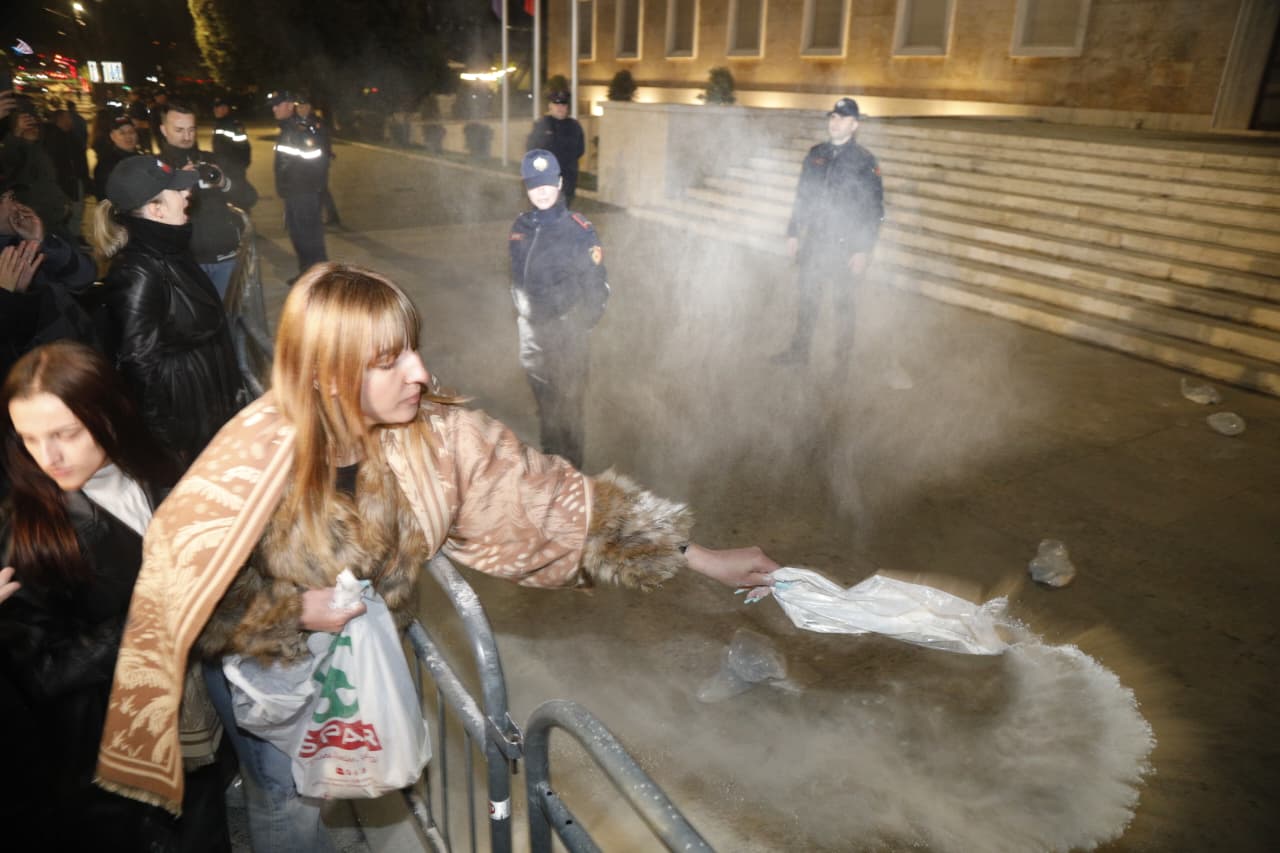 video-foto/-tensionohet-situata-ne-protesten-e-lapajt-para-kryeministrise,-hidhet-miell-drejt-policeve