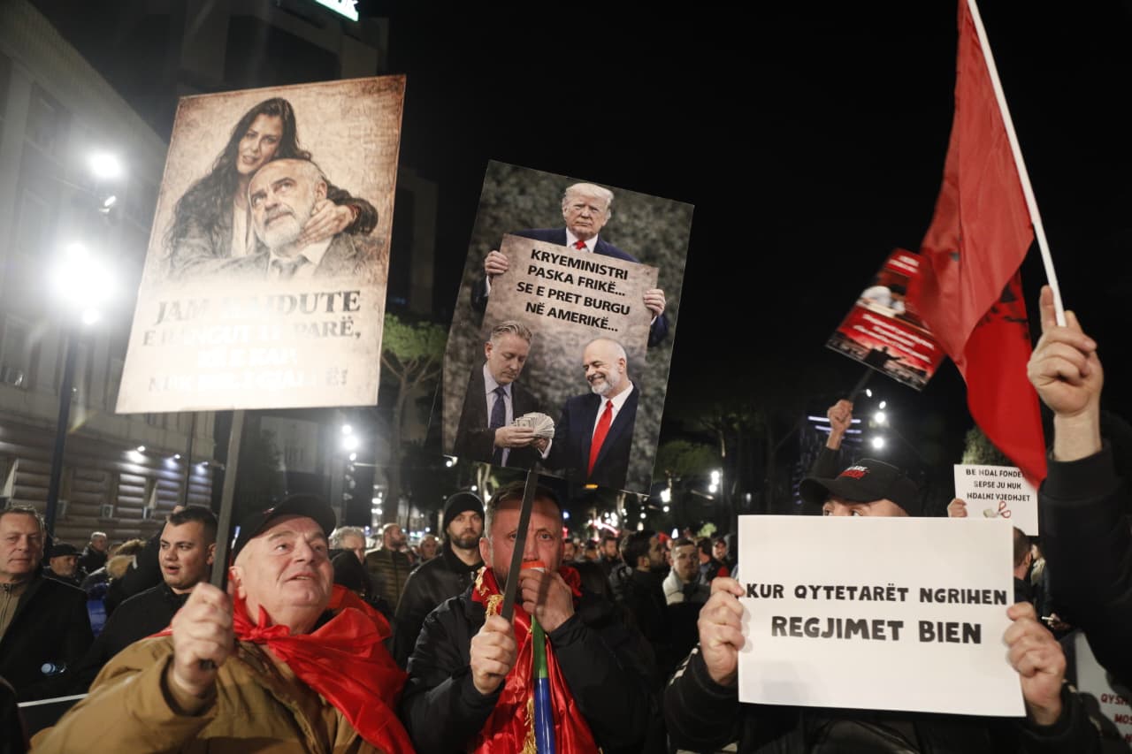 foto/-“nuk-pranojme-me-justifikime-dhe-genjeshtra,-vetem-doreheqje”,-parullat-pikante-ne-protesten-e-lapajt-dhe-aktivisteve-te-“shqiperia-behet”