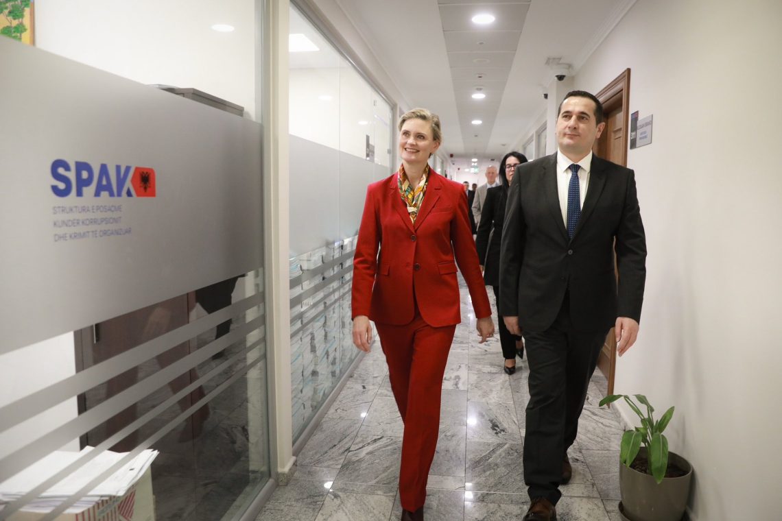 “kercenim-per-sigurine-dhe-zhvillimin-ekonomik-te-shqiperise”/-birn:-mesazhi-amerikan-per-grupet-kriminale-te-droges.-per-ke-bien-kembanat?