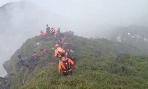 avioni-me-11-persona-ne-bord-u-zhduk-nga-radari,-gjenden-rrenojat,-autoritetet-indoneziane-vijojne-hetimet